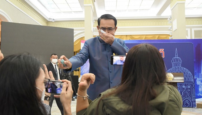 Thai PM Sprays Reporters With Hand Sanitisers