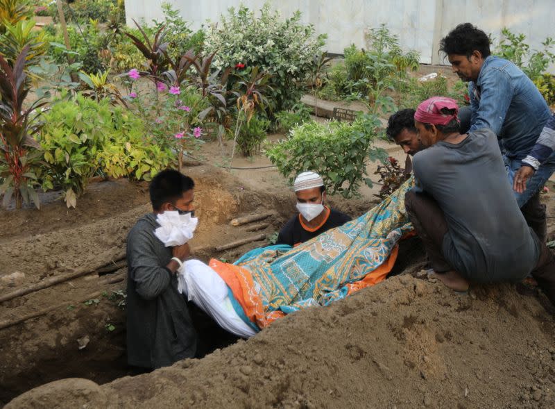 Mumbai Gravediggers Work 24 hours